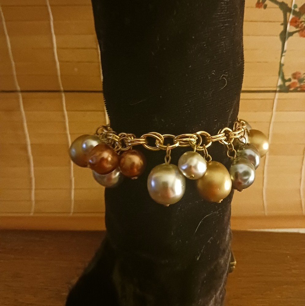 Elegant Gold and Pearl Charm Bracelet